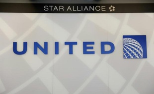Les mécaniciens de United Airlines ont rejeté à une large majorité un projet d'accord salarial proposé par la compagnie aérienne américaine, ouvrant la porte à un grève, a annoncé mardi leur syndicat