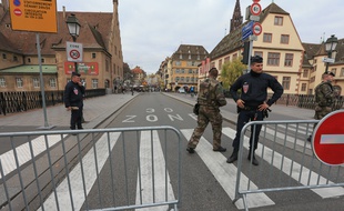 02122015-STR-La police et l'armée dans les rues de Strasbourg pendant le marché de Noël. Contrôles pour les véhicules aux check points.