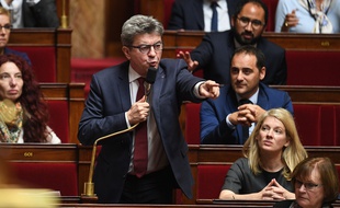 En diffusant la perquisition de son domicile, Jean-Luc Mélenchon a savamment orchestré sa communication autour de l'enquête judiciaire qui le vise.