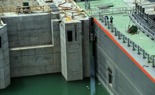Vue des travaux d'extension du Canal de Panama, le 5 octobre 2015 à Colon