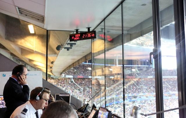 Le président François Hollande est conduit au centre de sécurité du stade et donne les premières consignes alors que Paris est attaqué. Stade de France à Paris le 13 novembre 2015