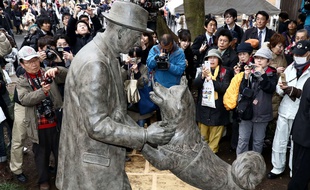 L'attachement que le chien japonais Hachikô a manifesté pour son maître, le professeur Eisabura Ueno, est devenu un symbole national.