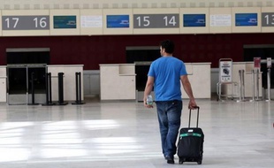 Les aiguilleurs du ciel se sont fortement mobilisés mercredi et leur grève a entraîné davantage d'annulations de vols et de retards que la veille, tandis que les cheminots, hostiles au projet de réforme du rail, doivent prendre le relais avec de sérieuses perturbations en vue.
