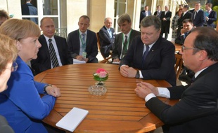 De droite à gauche, la chancelière Angela Merkel, le président russe Vladimir Poutine, le président ukrainien Petro Porochenko et le président français, François Hollande, le 2 octobre 2015 à Paris pour tenter de faire avancer la paix en Ukraine