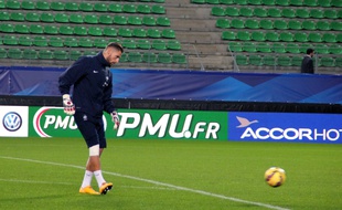 Le gardien de but du Stade Rennais Benoît Costil, ici avec les Bleus lors d'un rassemblement à Rennes en novembre 2014.