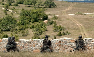 Lors d'un entrainement militaire, sur le plateau du Larzac.