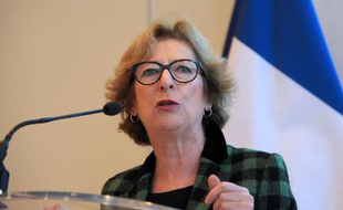 La ministre Geneviève Fioraso présente vendredi un portail Admission post-bac rénové pour la session 2014 afin d'améliorer les inscriptions dans l'enseignement supérieur, lors du salon APB à Paris.