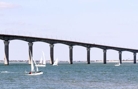 Attention, une épave de bateau est signalée près du pont de l'île de Ré