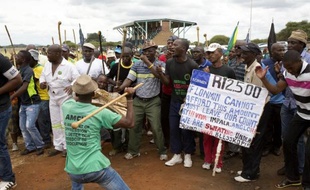 La grève chez les trois premiers producteurs mondiaux de platine en Afrique du Sud est entrée jeudi dans sa deuxième semaine, les mineurs ayant rejeté une offre patronale d'augmentation salariale étalée sur trois ans.