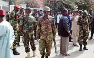 La police a découvert lundi huit voitures chargées d'explosifs à Kano alors que 200 responsables politiques et dignitaires religieux musulmans étaient réunis dans cette ville du Nord pour prier pour la paix, trois jours après des attaques qui ont fait plus de 160 morts.
