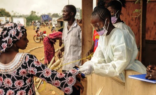 Le 28 mars 2015, au Sierra Leone des officiers de santé vérifient que les habitants n'aient pas le virus Ebola.