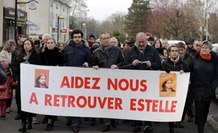 Eric Mouzin (C) à la tête de la marche silencieuse pour ne pas oublier sa fille Estelle, disparue il y a 15 ans, le 13 janvier 2018 à Guermantes.