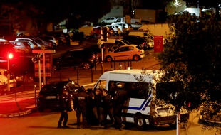 Les policiers à l'extérieur de l'immeuble où s'est retranché un forcené, à Bastia le 30 janvier 2019.