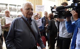 Saint-Etienne, le 22 septembre 2015. Jean Mercier, accusé d'avoir aidé sa femme à se suicider en novembre 2011, à son arrivée au tribunal correctionnel. AFP PHOTO / PHILIPPE DESMAZES