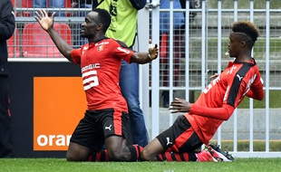 Firmin Mubele célébrant son premier but en rouge et noir, en compagnie d'Adama Diakhaby