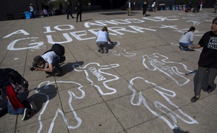 Le 11 décembre 2016, des Mexicains peignent des corps symbolisant les victimes de la guerre de la drogue, lancée il y a dix ans au Mexique. Cette guerre couplée à l'offensive des cartels fait aujourd'hui du Mexique le pays le plus meurtrier au monde après la Syrie.