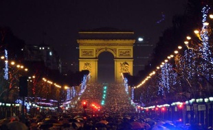 Quelque 300.000 personnes ont fêté le Nouvel An dans la nuit sur les Champs-Elysées et 40.000 autres au Champ de Mars et au Trocadéro