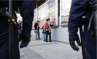 Cinq panneaux publicitaires avaient été peints en janvier 2008 par des déboulonneurs.