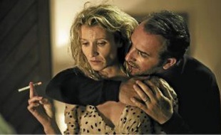 Alexandra Lamy et Jean Dujardin incarnent un couple au bord de la crise.