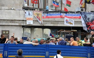 Des civils insurgés quittent le siège du gouvernement régional à Donetsk, investi par des combattants prorusses armés, le 30 mai 2014