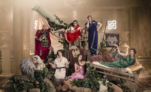 Philippe Vieux, Jonathan Lambert, Pascal Demolon, Olivia Cote, Anthony Sonigo, Lou Chauvain et Nicole Ferroni dans la série humoristique «Peplum» sur M6.