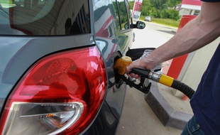 La baisse de la production pétrolière des pays membres de l'Opep devrait entraîner une hausse des prix à la pompe.