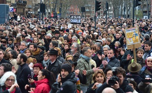 Ce samedi, 120.000 personnes ont marché en silence dans les rues de Toulouse pour la défense de la liberté d'expression et contre la barbarie.
AFP PHOTO / ERIC CABANIS