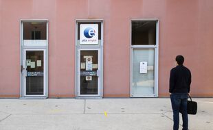Un homme devant une agence Pôle Emploi.