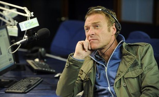 Christophe Hondelatte dans les studios de la radio RCN, connue pour son émission nocturne de fait-divers, dans le cadre du tournage à Bogota de «Passeport pour le crime».