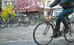Selon une enquête, l'utilisation d'un vélo revient à 300 € par an, contre 5 500 € pour une voiture.