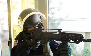 Le fusil d'assaut HK G36, présenté par Bernard Cazeneuve, le ministre de l'Intérieur, à Paris, le 29 février 2016.