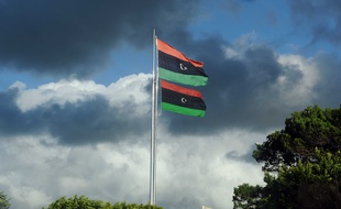Le drapeau lybien flotte sur le place des Martyrs à Tripoli en 2011