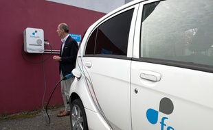 D'abord en expérimentation, la borne de rechargement située devant son siège d'Entzheim a été la toute première installée par Freshmile.