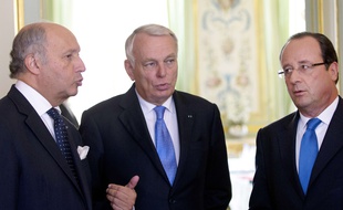 Laurent Fabius, Jean-Marc Ayrault et François Hollande le 11 février 2016 à Paris.
