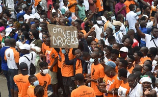 Des partisans de Didier Drogba venus soutenir sa candidature devant la Fédération ivoirienne de football, à Abidjan le 1er août 2020.