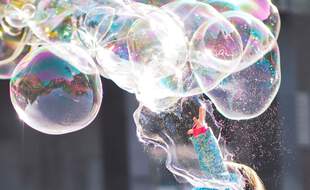Les bulles de savon géantes, émerveillement pour petits et grands