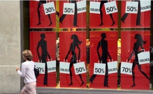 Les commerçants ont consenti le premier jour des soldes des rabais importants, jusqu'à 70%, pour écouler les invendus, et attirer une clientèle plus préoccupée par le prix de l'essence et la flambée des prix alimentaires que par la mode.