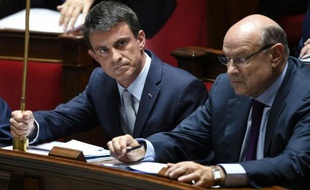 Le Premier ministre Manuel Valls (g) à l'Assemblée Nationale, le 30 juin 2015