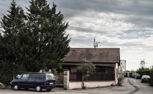 Vue extérieure le 17 septembre 2014 de la maison où un homme a été arrêté à Meyzieu