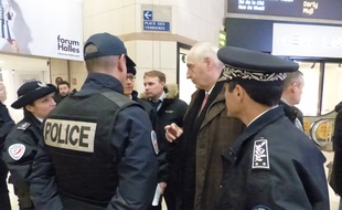 Michel Cadot, préfet de police de Paris, est venu constater le dispositif de sécurité en place aux Halles, ce mercredi 23 mars, au lendemain des attentats à Bruxelles.