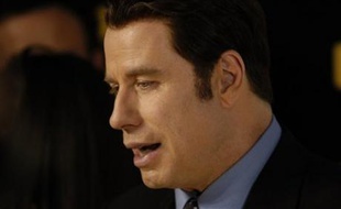 Par simple curiosité ou dans l'espoir de côtoyer la star américaine John Travolta, des dizaines d'hommes et de femmes attendaient leur tour samedi au pied des barres de la cité des Bosquets à Montfermeil (Seine-Saint-Denis) pour passer le casting du prochain film produit par Luc Besson.