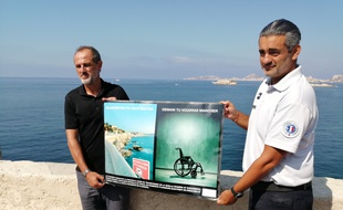 Marc Carrère et Stéphan Cambrous présentent l'affiche réalisée par un élève pour une meilleure prévention face au plongeons depuis la corniche à Marseille.
