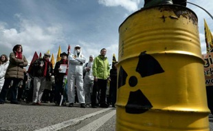 Des activistes français et allemands prennent part à une commémoration de la catastrophe de Tchernobyl, à Strasbourg, le 24 avril 2016