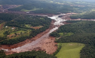 La rupture d'un barrage minier au Brésil a fait au moins 34 morts.