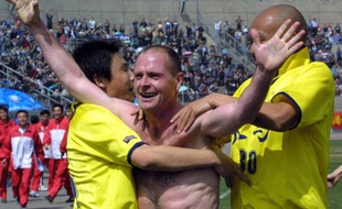 Paul Gascoigne tout content après avoir marqué un but à Lanzhou, le 29 mars 2003.