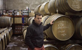 Le vigneron Reginald (RJ) Botha, dans le chai à barriques de la Réserve familiale de Kleine Zalze, près du Cap, le 15 mai 2015