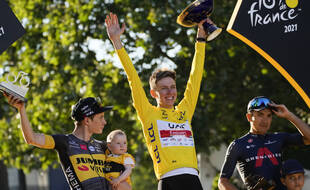 Pogacar remporte son deuxième Tour de France devant Vingegaard et Carapaz.