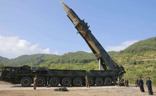 Kim Jong-un assiste aux préparatifs du lancement d'un missile Hwasong-14, en juillet 2017.