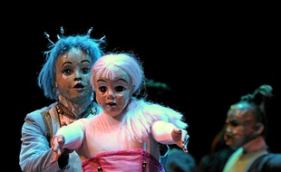 Costumes rembourrés et visages masqués.