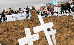 Les manifestants ont planté des croix symbolisant leur " cimetière à emplois ".